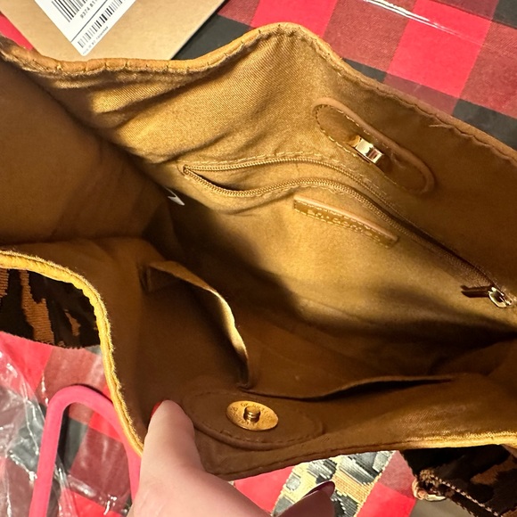 AHDORNED Medium Faux Crossbody Bag - Picture 4 of 11